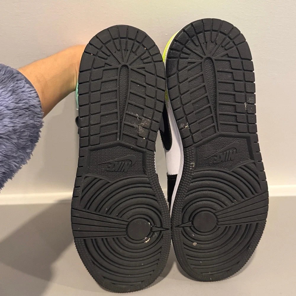 Jordan Kids Sneakers in Pastel and Black - Picture 6 of 7